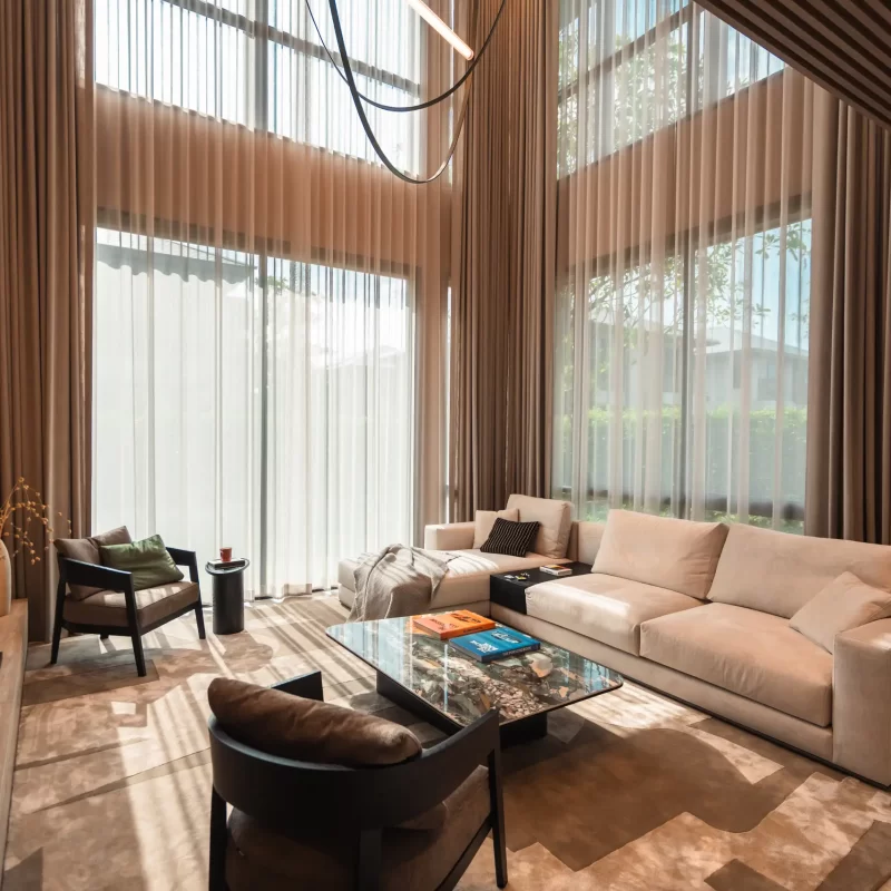 ห้องนั่งเล่นตกแต่งด้วย Soft Furnishings, ผ้าม่านสองชั้น Blackout และ Sheer